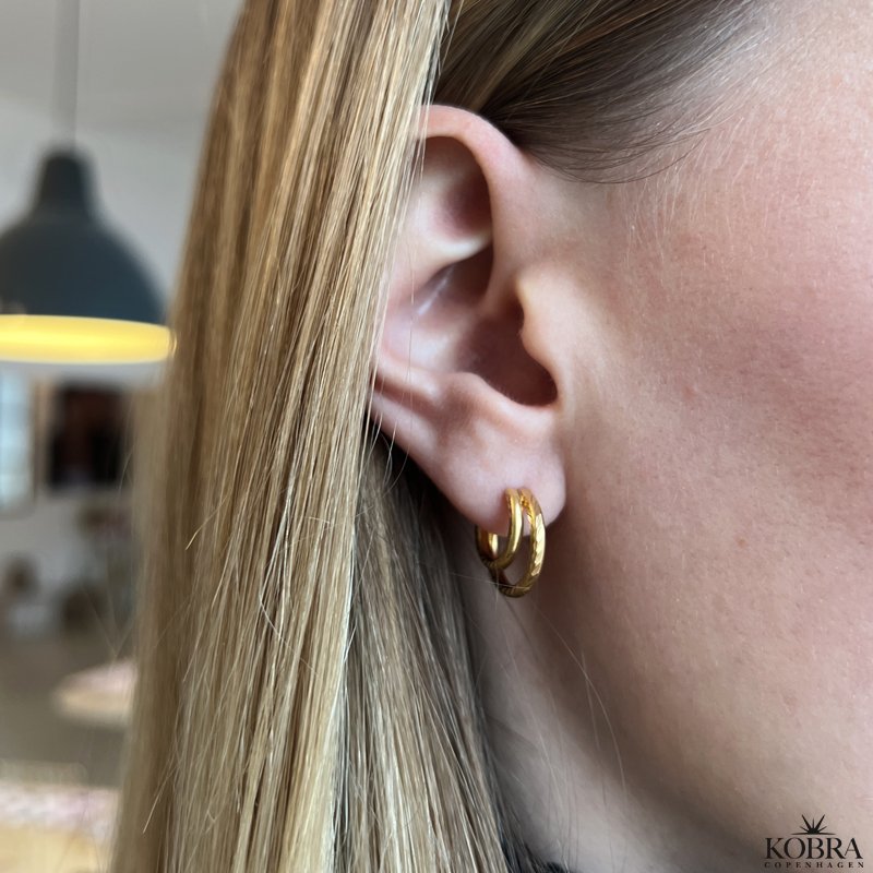 "Cecilie" gold stud earrings with textured rings