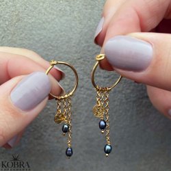 "Pittioni" guld reringe med bl ferskvandsperler og hammerslet amuletter