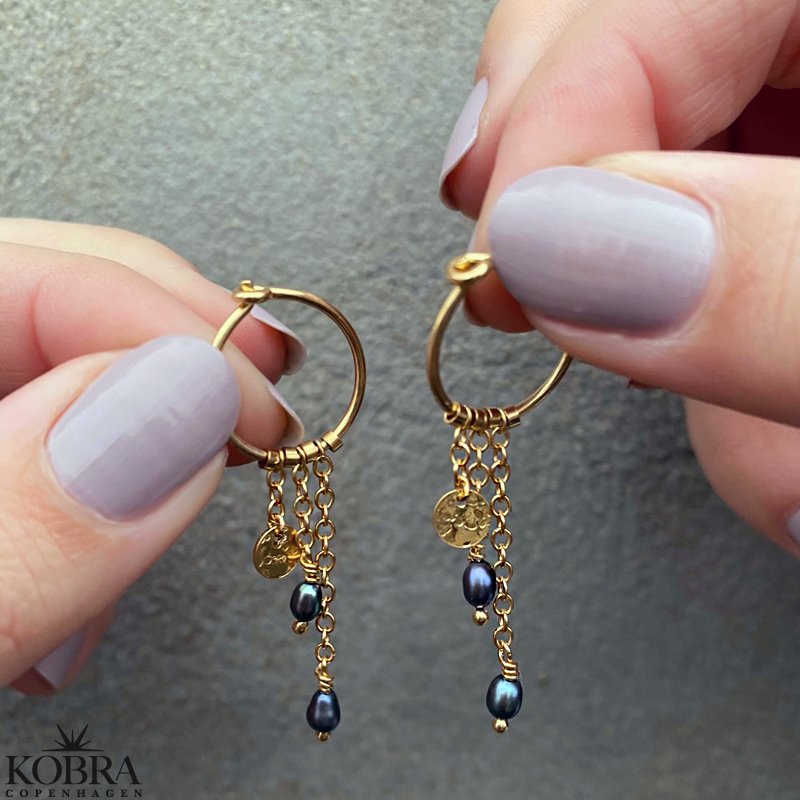 "Pittioni" guld reringe med bl ferskvandsperler og hammerslet amuletter