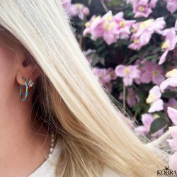 "Angelina" sm hoops i guld med farvede sten