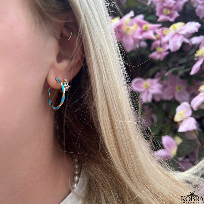 "Angelina" sm hoops i guld med farvede sten