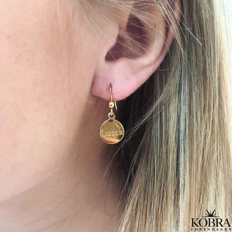 "Aliby" 18 karat forgyldte ID tag øreringe med indgravering