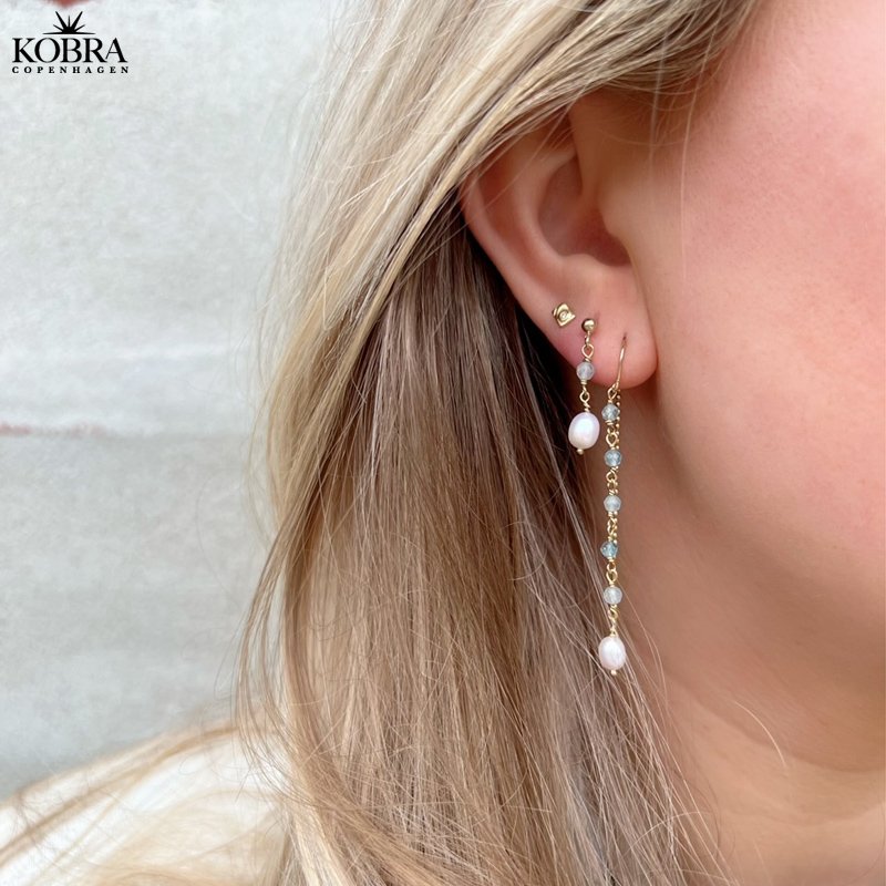 "Ellish" sm guldrestikker med bl aquamariner samt hvid ferskvandsperle