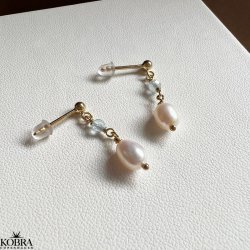 "Ellish" sm guldrestikker med bl aquamariner samt hvid ferskvandsperle