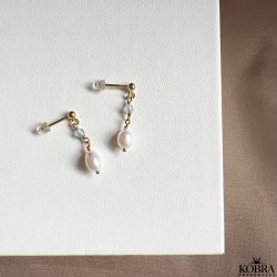 "Ellish" sm guldrestikker med bl aquamariner samt hvid ferskvandsperle