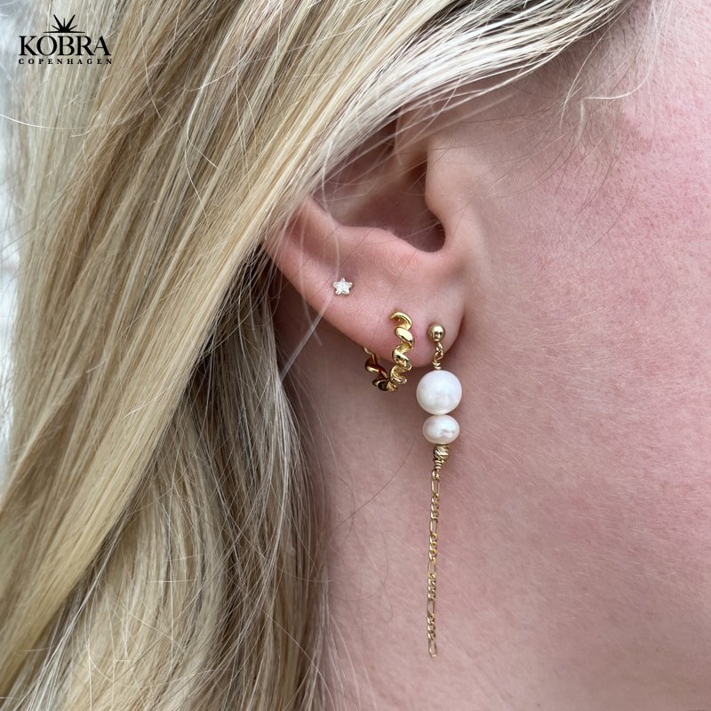 "Izzy" sm snoet hoops i 14 karat forgyldt