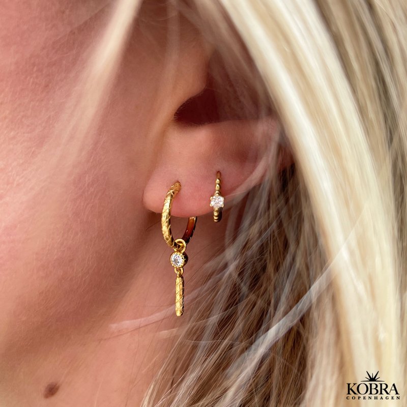 "Tuesday" små guld hoops med sten