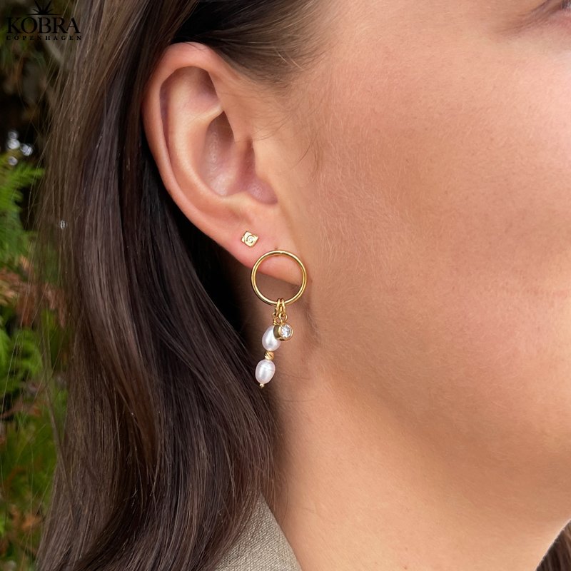 "Cheryl" guld reringe med ferskvandsperler samt zirkonia sten