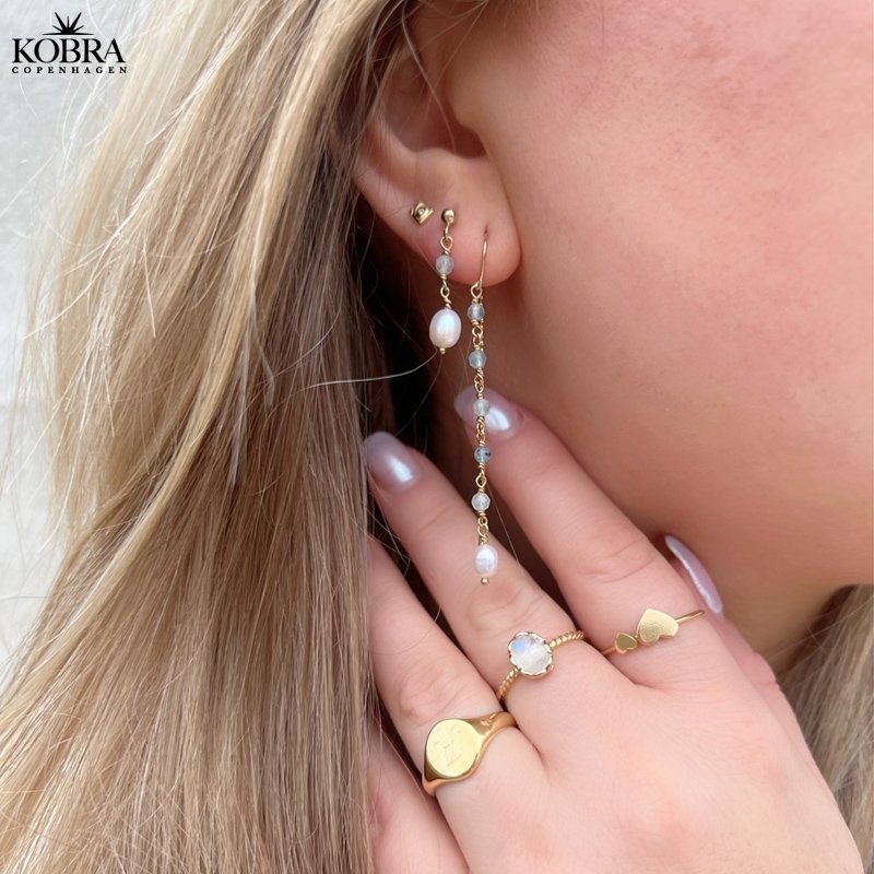 "Ellish" sm guldrestikker med bl aquamariner samt hvid ferskvandsperle