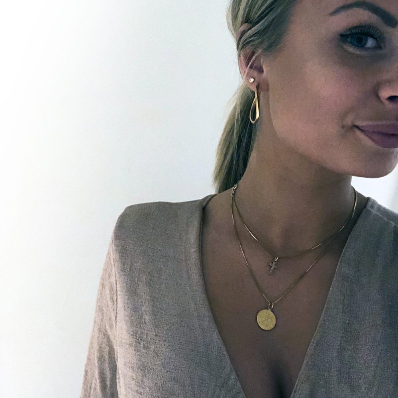 Charm - lille guld kors i 18 karat forgyldt med hvide sten