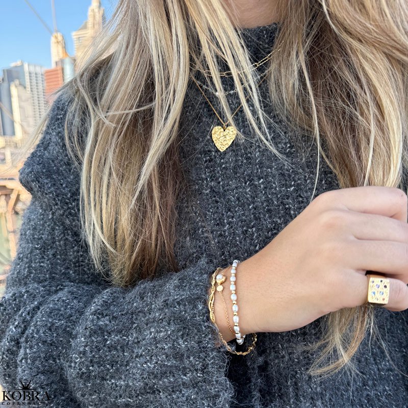 "Luna Mae" 18 karat forgyldt armbnd med ferskvandsperle samt hammerslet amulet