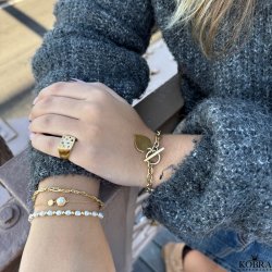 "Luna Mae" 18 karat forgyldt armbnd med ferskvandsperle samt hammerslet amulet