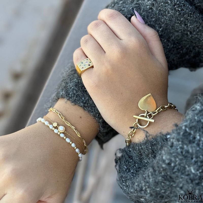"Luna Mae" 18 karat forgyldt armbnd med ferskvandsperle samt hammerslet amulet
