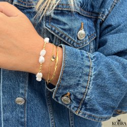 "Pittioni" guld armbnd med bl ferskvandsperler og sm amuletter