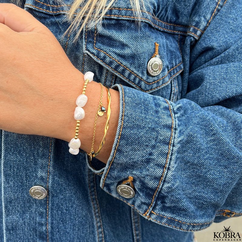 "Pittioni" guld armbnd med bl ferskvandsperler og sm amuletter