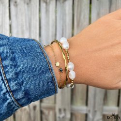 "Pittioni" guld armbnd med bl ferskvandsperler og sm amuletter