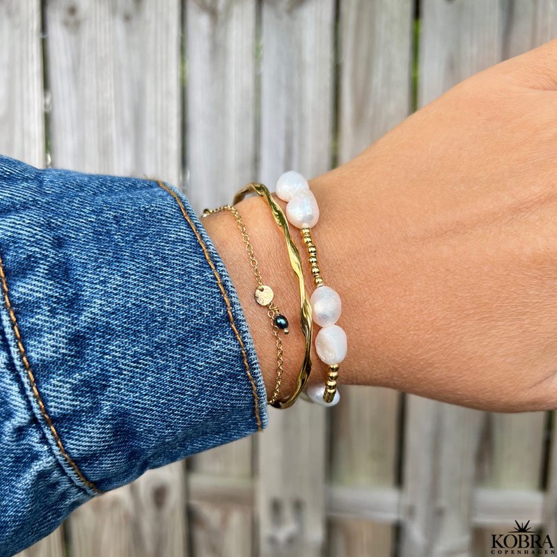 "Pittioni" guld armbnd med bl ferskvandsperler og sm amuletter