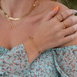 "Pittioni" guld armbnd med bl ferskvandsperler og sm amuletter