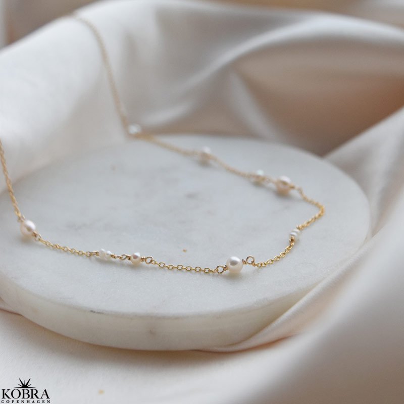 "Monaco" perle halskde / choker i guld med hvide ferskvandsperler