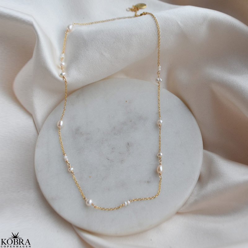 "Monaco" perle halskde / choker i guld med hvide ferskvandsperler