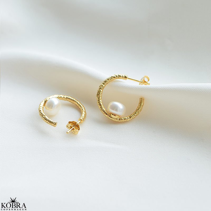 "Alberte"18 karat forgyldte hoops med ferskvandsperler i antik overflade