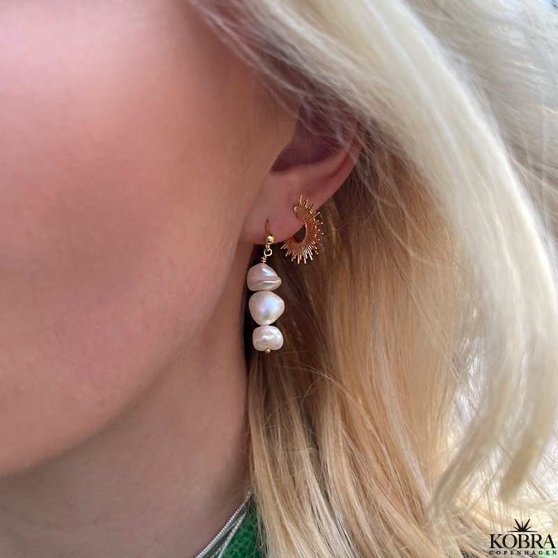 "Shake" gold pearl earrings with baroque white freshwater pearls