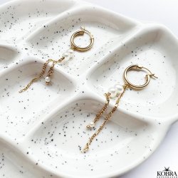 "Balance" gold earrings with white freshwater pearls