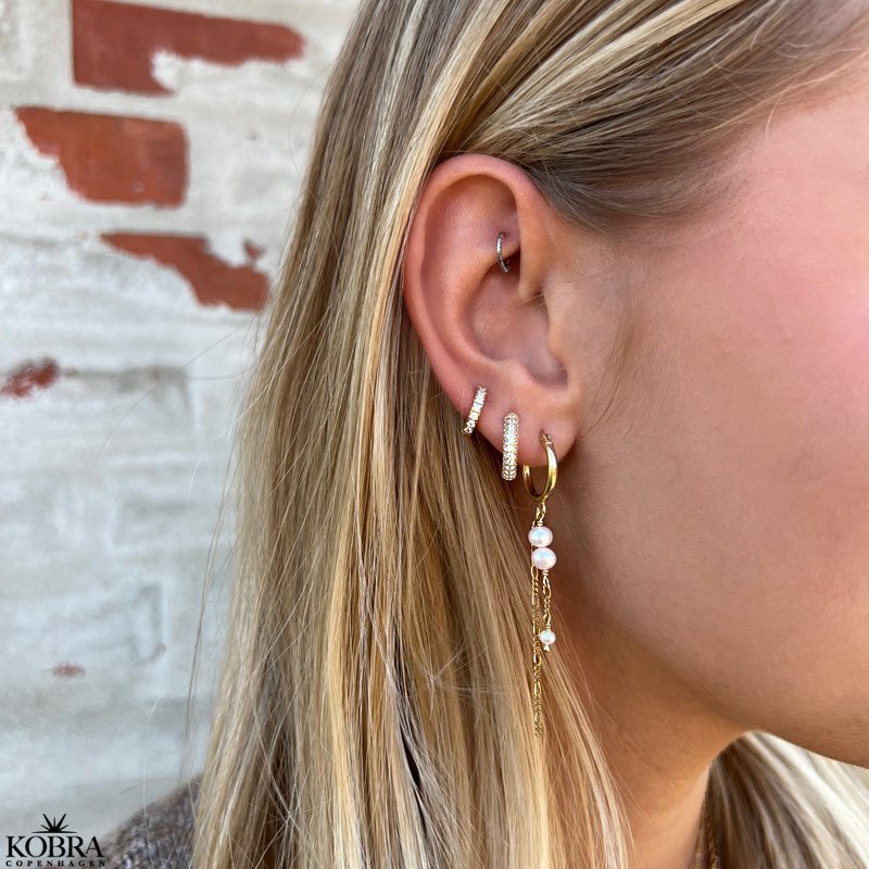 "Balance" gold earrings with white freshwater pearls