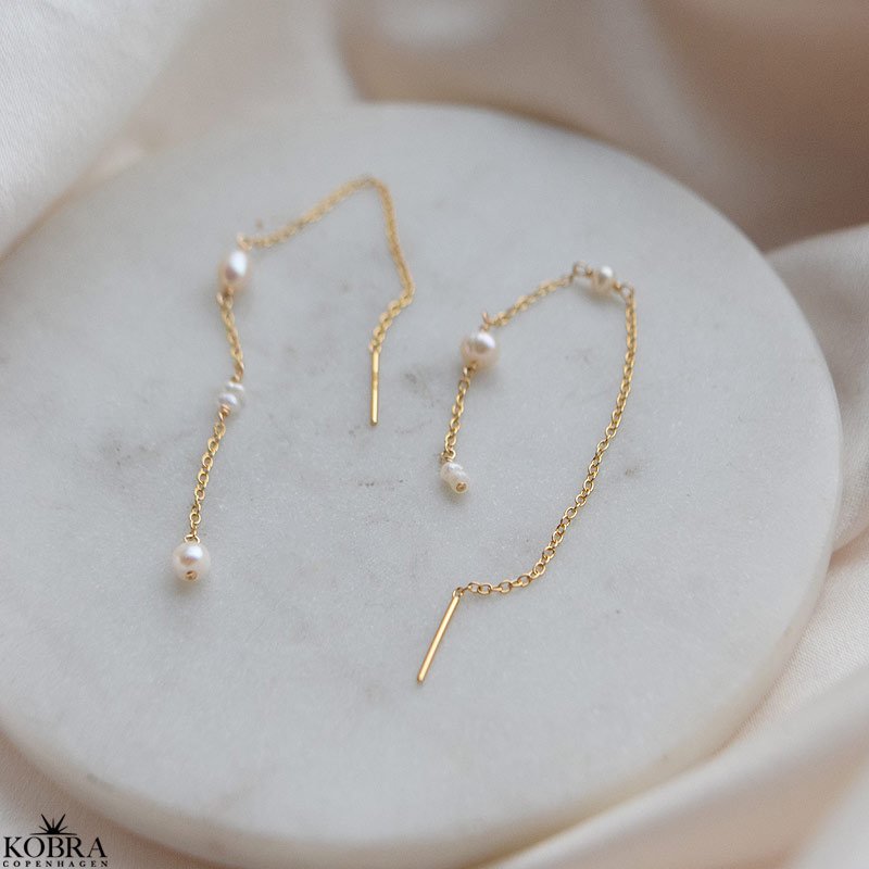 "Monaco" perle retrde i  guld med hvide ferskvandsperler