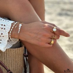 "Royal" perle armbnd med guld kugler