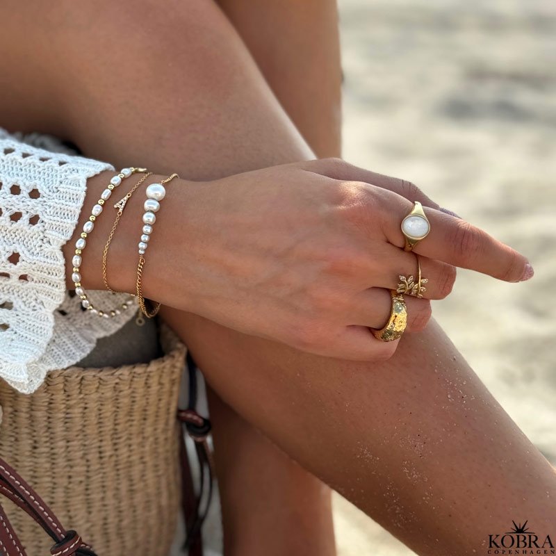 "Royal" perle armbnd med guld kugler