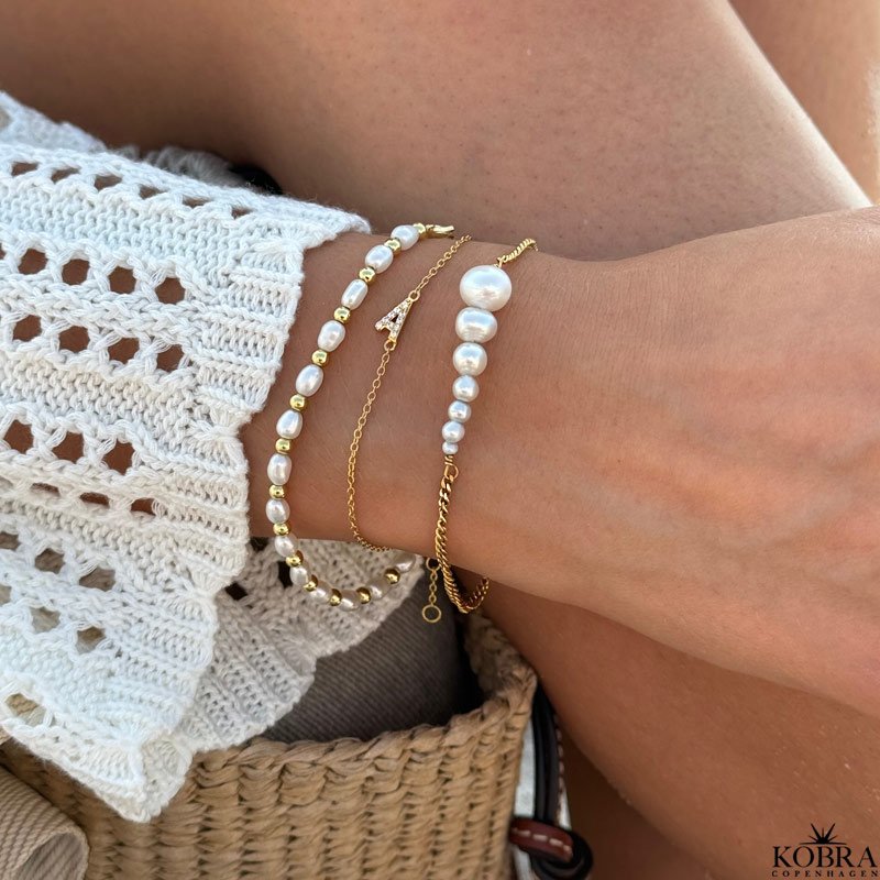 "Royal" perle armbnd med guld kugler