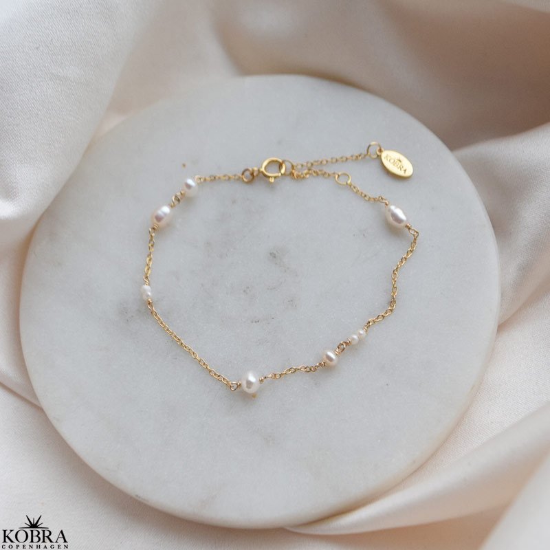 "Monaco" perle armbnd i guld med hvide ferskvandsperler
