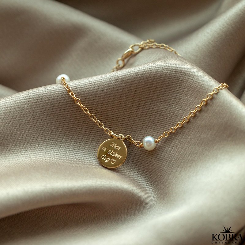 "Anemone" guld armbnd med hvide ferskvands perler inklusiv gravering