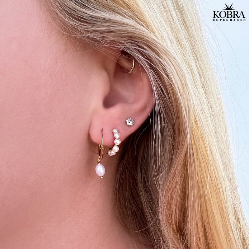 "Joanna" Hoops i forgyldt med lille hvid ferskvandsperle