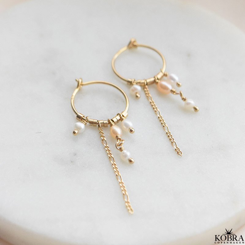 "Nahla" 18 karat forgyldte reringe med ferskenfarvet og hvide perler