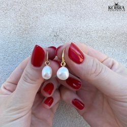 "Vogue" classic pearl earrings in gold