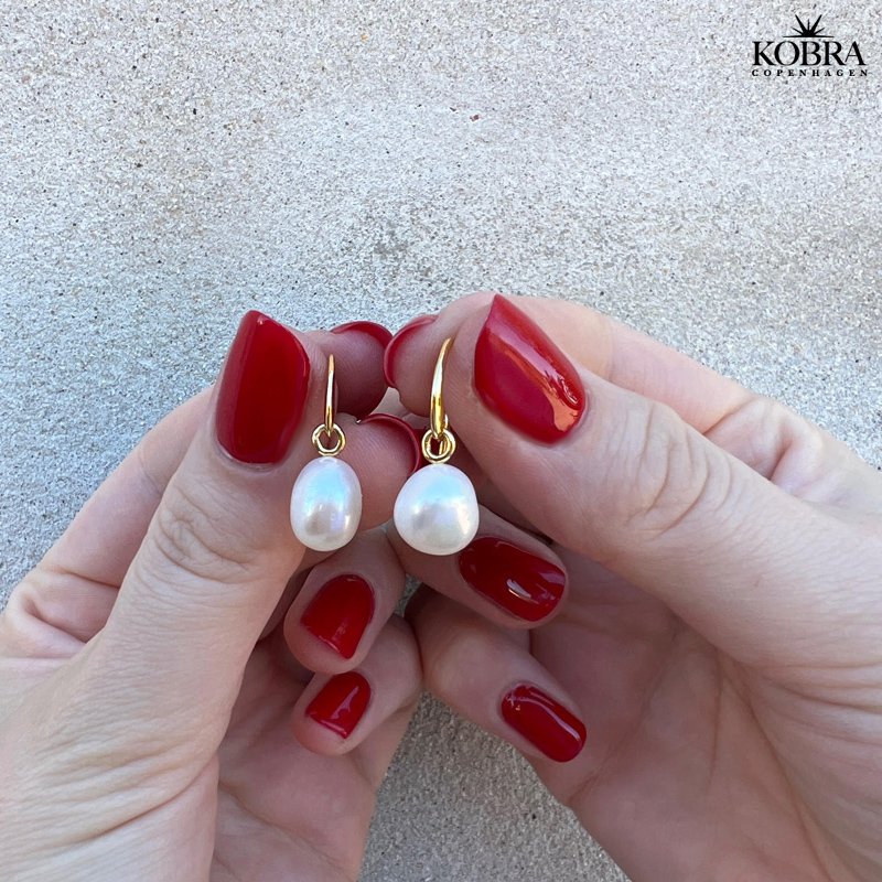 "Vogue" classic pearl earrings in gold