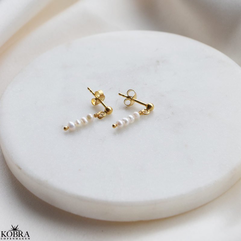  "Marie" sm� guld �reringe med hvide ferskvandsperler