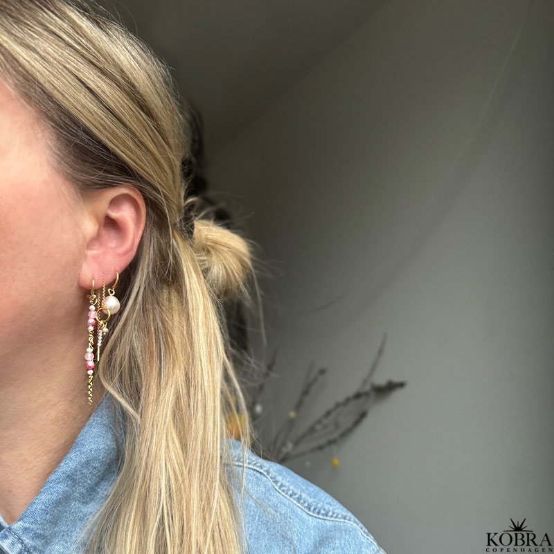 "Bella Pearl" 18 karat forgyldte reringe med hvide og lyserde ferskvandsperler