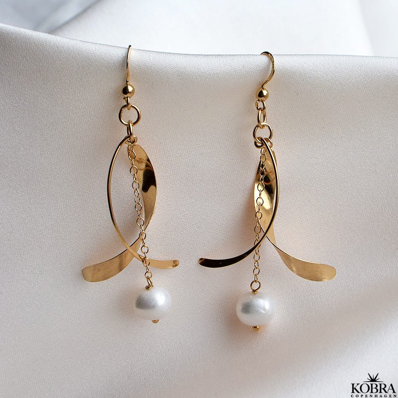 Konfirmations smykke - "Twirl" guld reringe med hvide ferskvandsperler