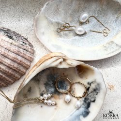 "Joanna" Hoops i forgyldt med lille hvid ferskvandsperle