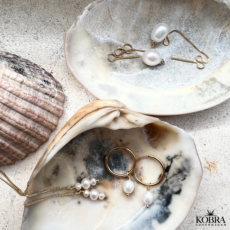 "Joanna" Hoops i forgyldt med lille hvid ferskvandsperle