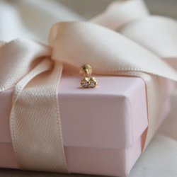 "Olive" Simple piercing with stone