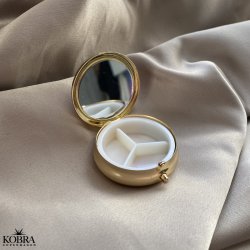 Rund guldfarvet pilleske, med personlig gravering