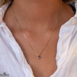 "Rhys" guld halskde med lilla drbe-vedhng 