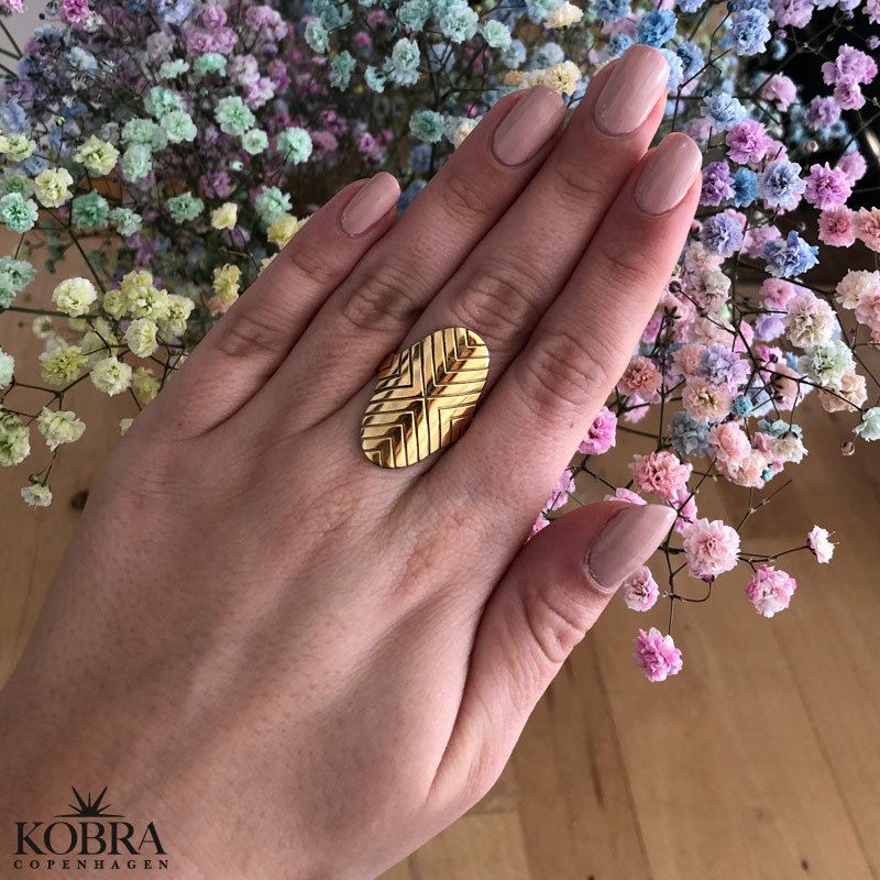 "Victory" hndlavet oval 18 karat forgyldt V ring