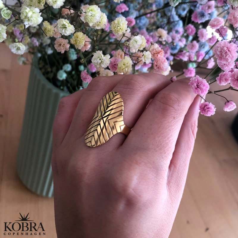 "Victory" hndlavet oval 18 karat forgyldt V ring