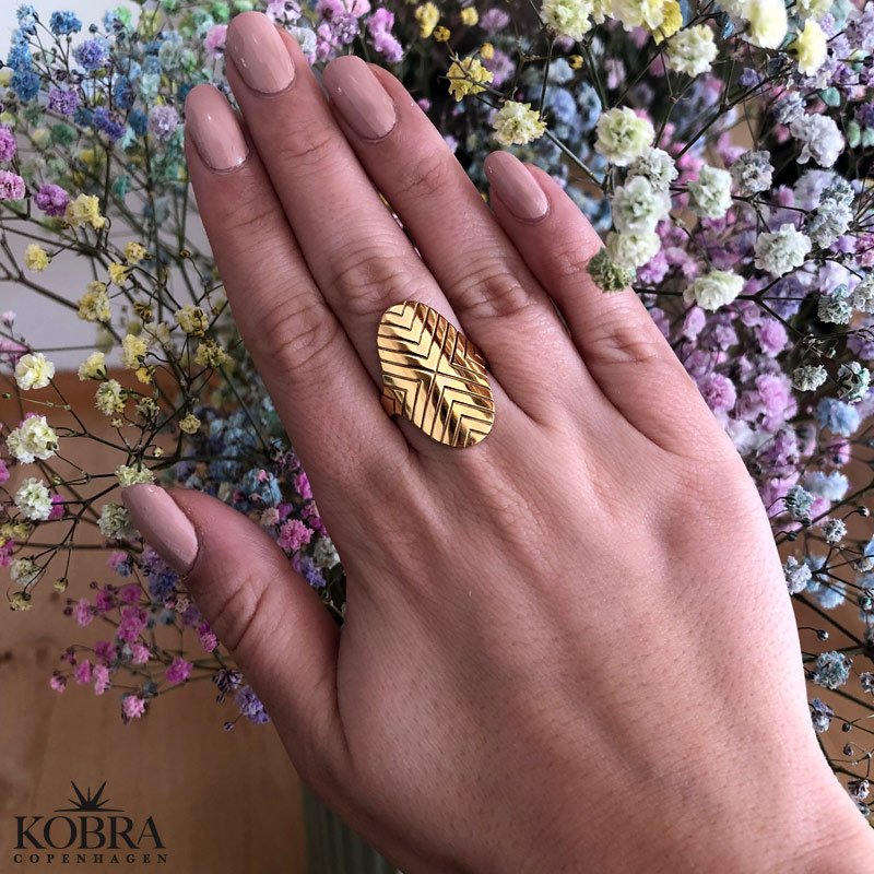 "Victory" hndlavet oval 18 karat forgyldt V ring