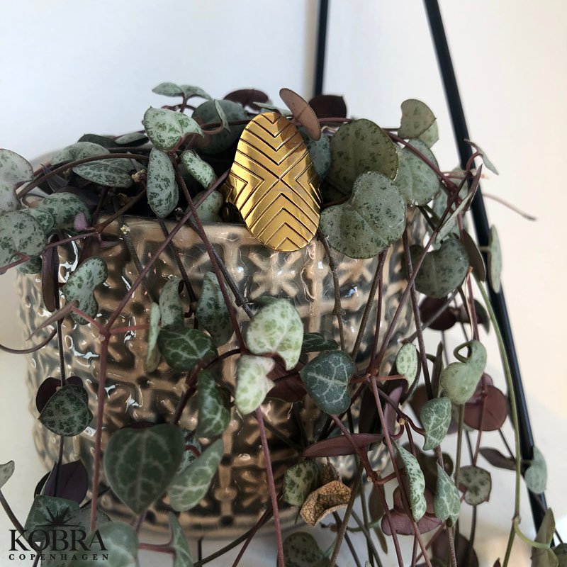 "Victory" hndlavet oval 18 karat forgyldt V ring